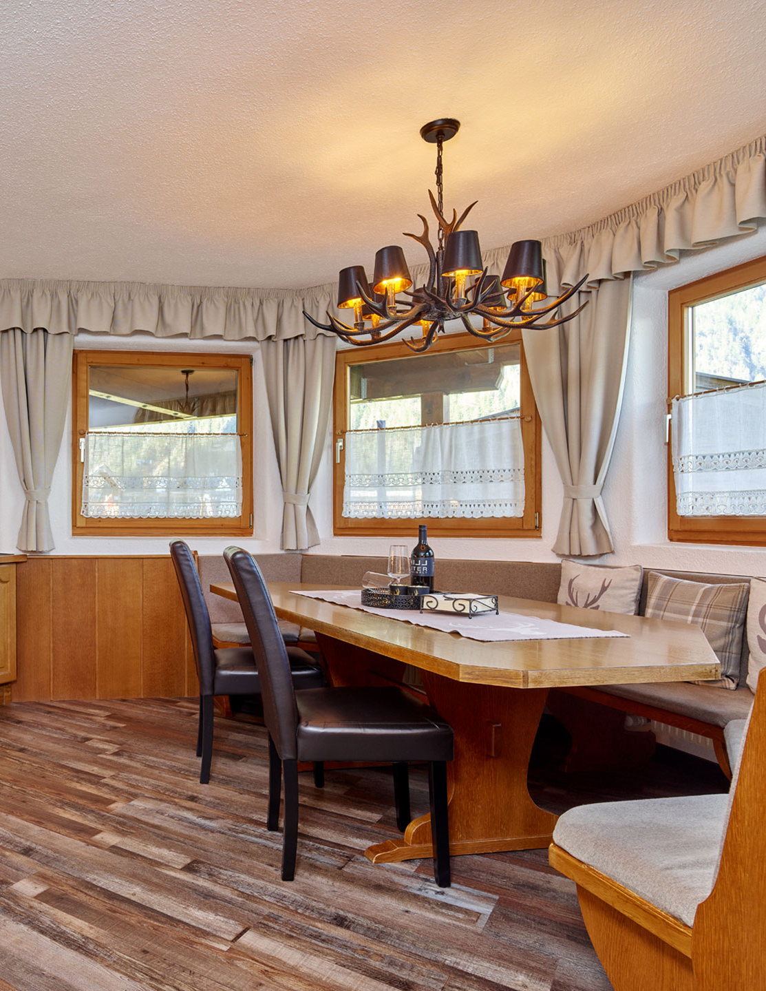 Aufnahme vom Esstisch in der Küche