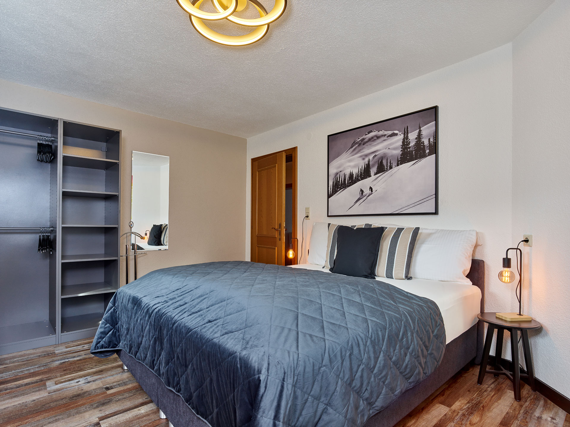 Doppelzimmer - Bett mit Schrank