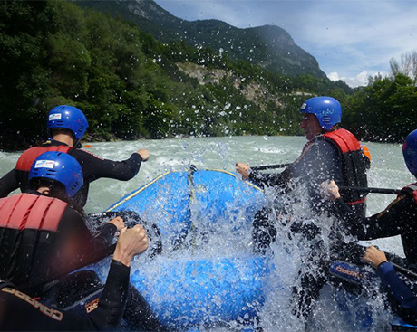Personen beim Rafting