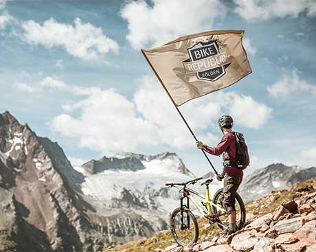 Radfahrer macht Werbung für die Bike republic Sölden